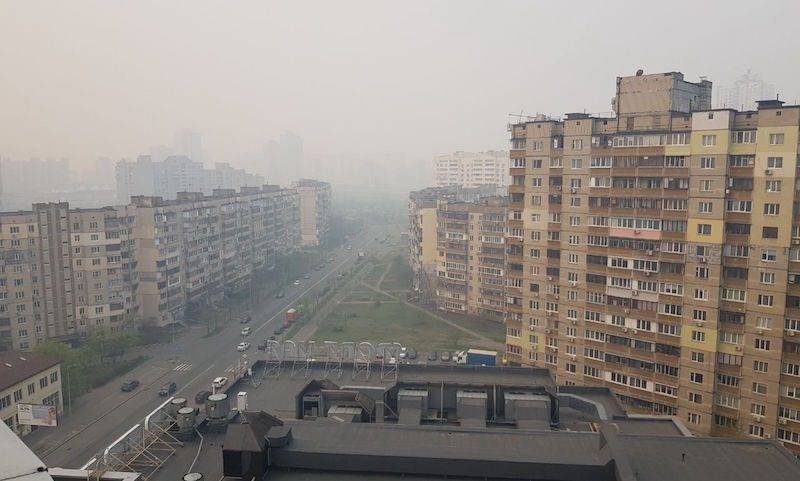 Киевлянка показала, как город затягивает дымом от горящего Чернобыля