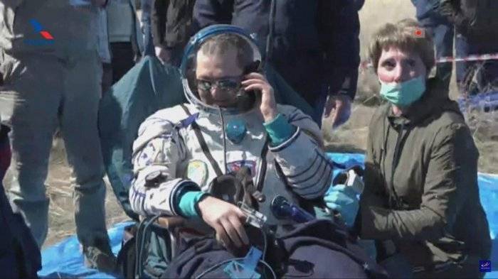 Космонавты МКС приземлились в степи Казахстана