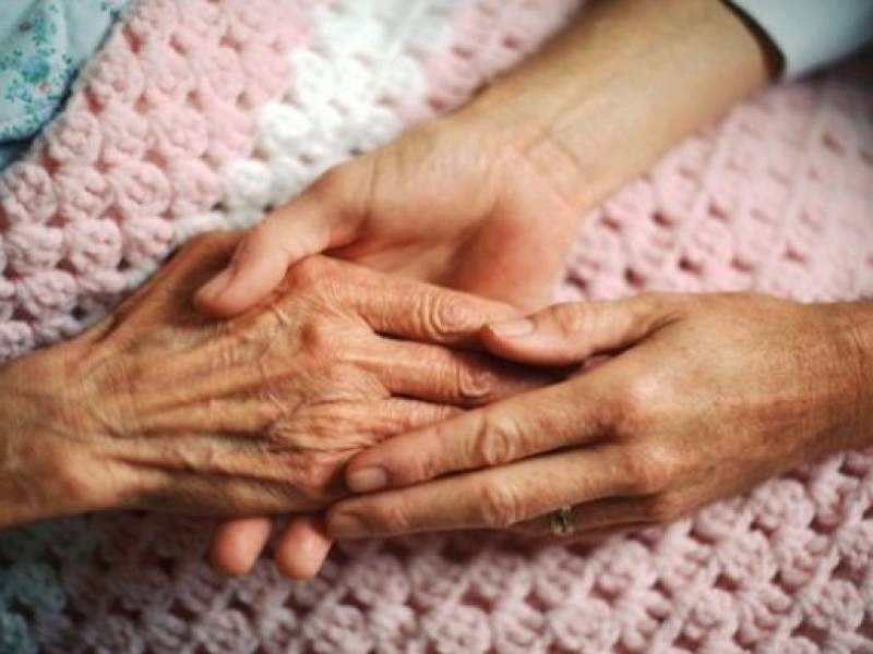 Семья москвичей из-за коронавируса бросила в больнице 96-летнюю бабушку