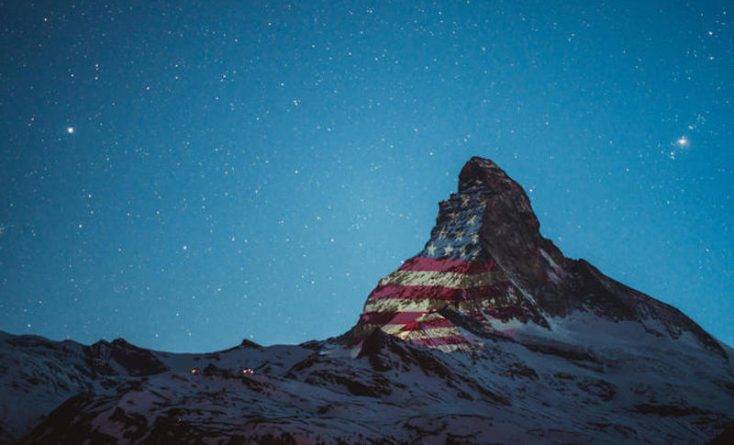На вершине в Альпах запустили проекцию флага США, чтобы «вселить надежду» в американцев во время пандемии