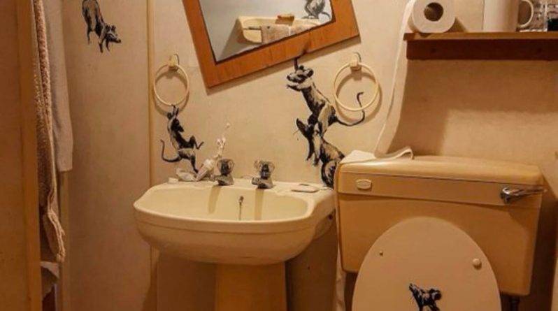 «Моя жена ненавидит, когда я работаю дома»: Бэнкси создал новый шедевр в собственной ванной комнате