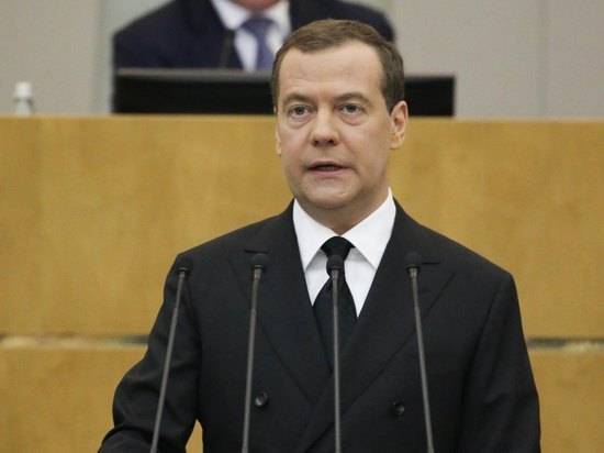 Медведев предположил ужесточение мер по коронавирусу: «Ситуация тревожная»
