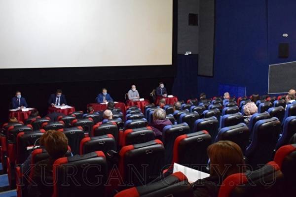 Из-за коронавируса совещания чиновники администрации Кургана проводят в зале кинотеатра
