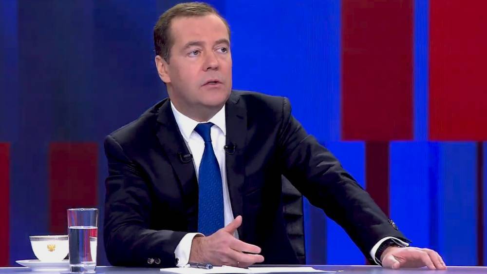 Медведев напомнил, что любой кризис провоцирует деструктивные силы