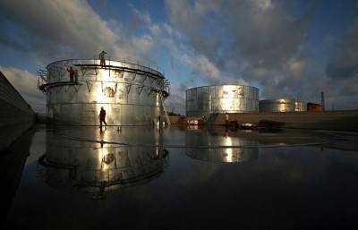 Россия вынуждена выливать нефть — ее не покупают, а хранить негде