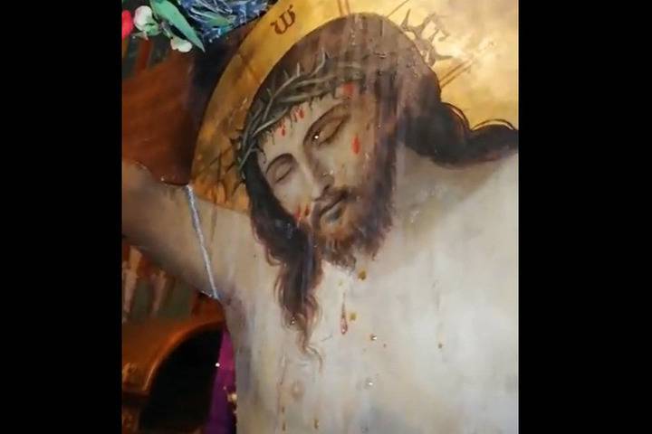 СМИ: в Афинах закровоточила икона Распятия Господня