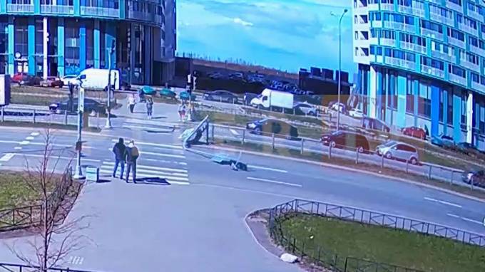 Падение светофора на проспекте Героев попало на видео