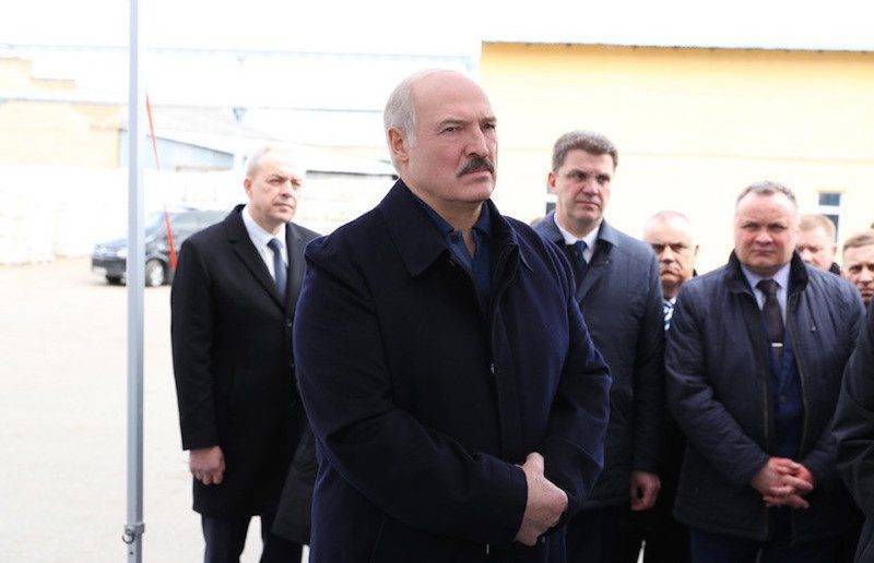 Лукашенко пообещал помочь тем, кто шевелится и «тремя пальцами пытается что-то найти»