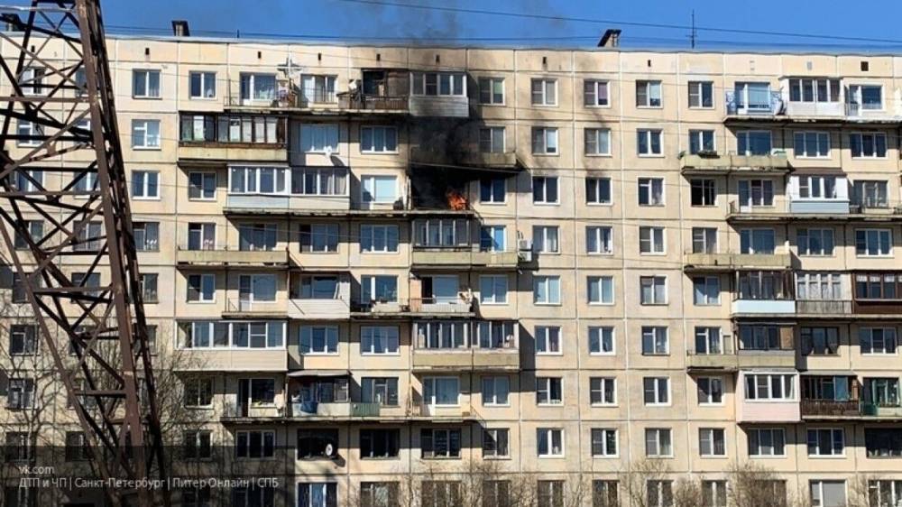 Житель Новосибирска вынес из горящей пятиэтажки младенца