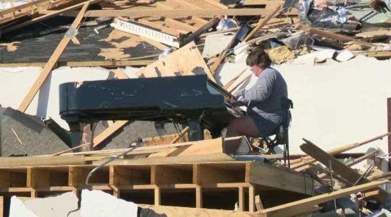 Женщина сыграла на пианино, которое осталось невредимым среди обломков разрушенной торнадо церкви