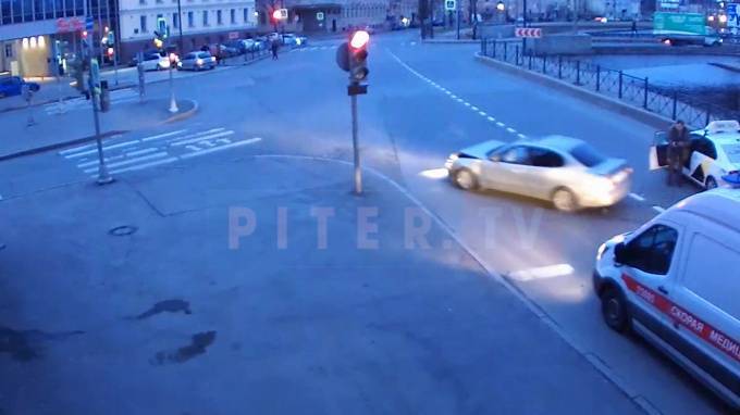 Видео: автомобиль покинул место ДТП после аварии на Декабристов