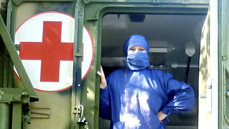 В московские больницы направили 20 бригад военных медиков