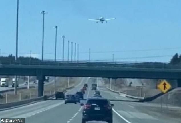В Канаде пилот едва избежал катастрофы, посадив самолет на оживленном шоссе - Cursorinfo: главные новости Израиля