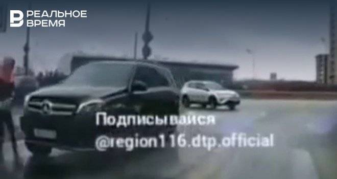 Видео из соцсетей: в Казани водитель на «Мерседесе» сбил девушку