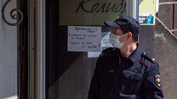 В Москве мужчина нарядился полицейским для прогулки по городу