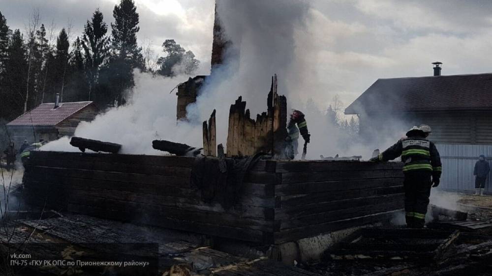 Сотрудники МЧС за один час потушили горящий дом в Гатчинском районе