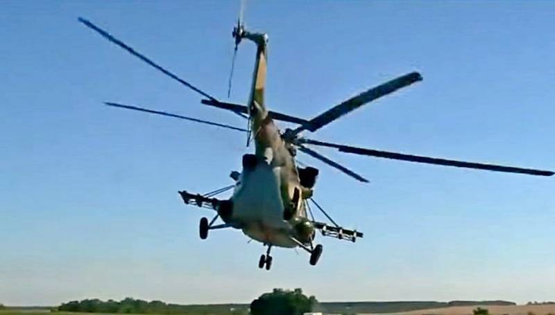 Российский ударный вертолет демонстративно пролетел над конвоем США в Сирии