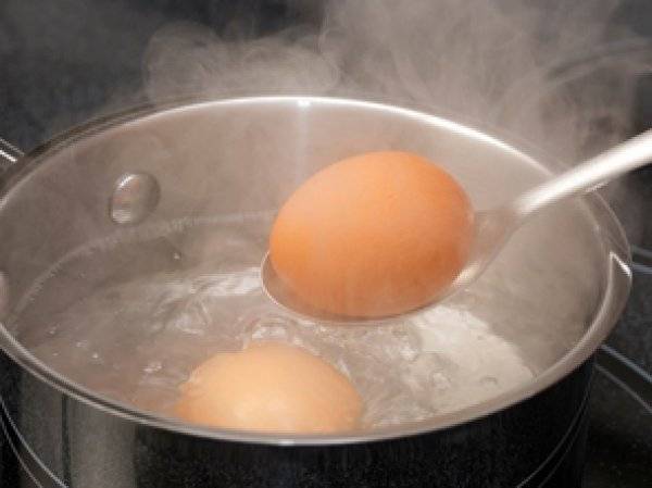 Как правильно варить яйца в луковой шелухе на Пасху, чтобы они не лопнули, как правильно покрасить — видео рецепты