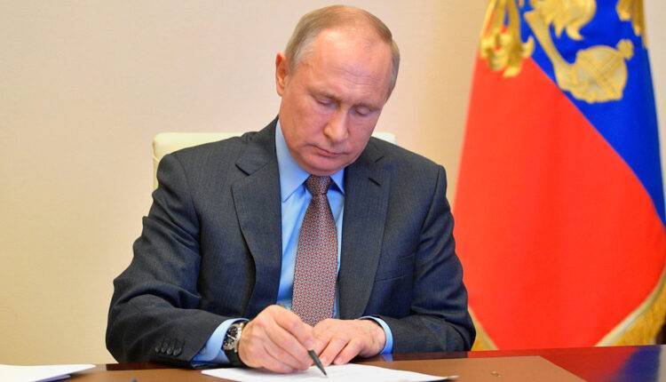 Путин разрешил принимать иностранцев без разрешения на работу
