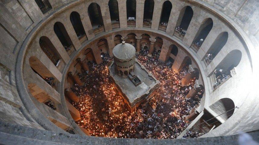 В Иерусалиме церемония освящения Благодатного огня впервые проходит без паломников