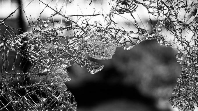 Мужчину избили и выбросили в окно в Новом Девяткино