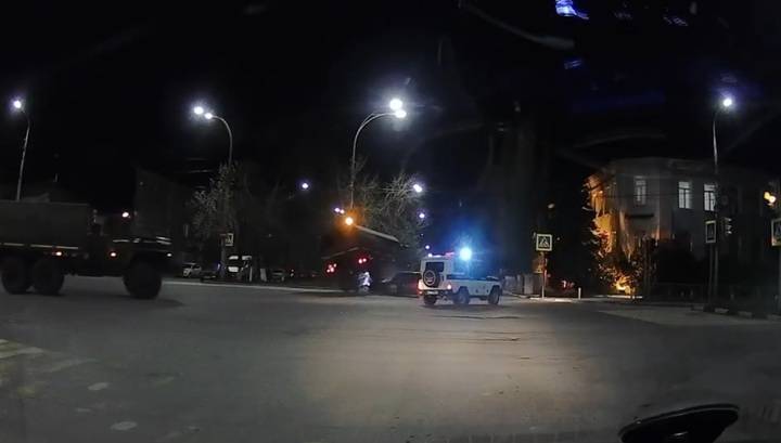 Военный грузовик, следовавший в колонне, переехал легковушку в Ростовской области. Видео