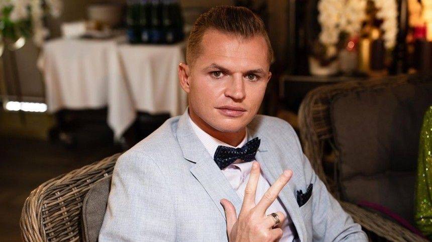 Дмитрий Тарасов запустил новый домашний челлендж, посадив жену и дочь на шею
