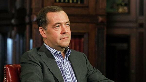 Медведев ответил на обвинения из-за российской помощи в борьбе с COVID-19