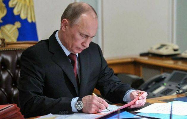 Путин продлил в России действие папортов и водительских прав