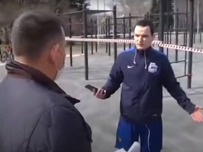 Хоккеиста из Новокузнецка, обматерившего мэра на улице, оштрафовали только за мат
