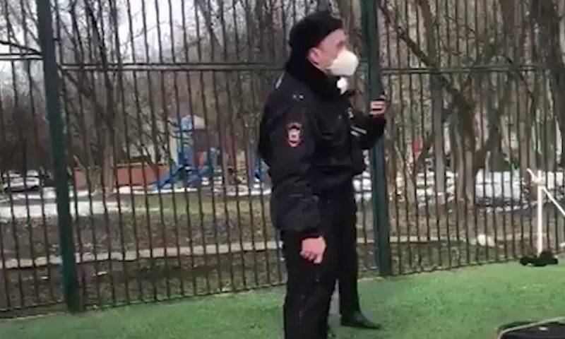 Российские полицейские потребовали от граждан соблюдать дистанцию, вытащив оружие