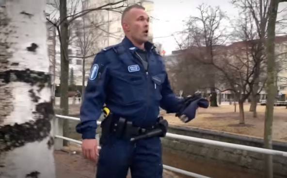 В поддержку карантина финский полицейский спел советскую песню