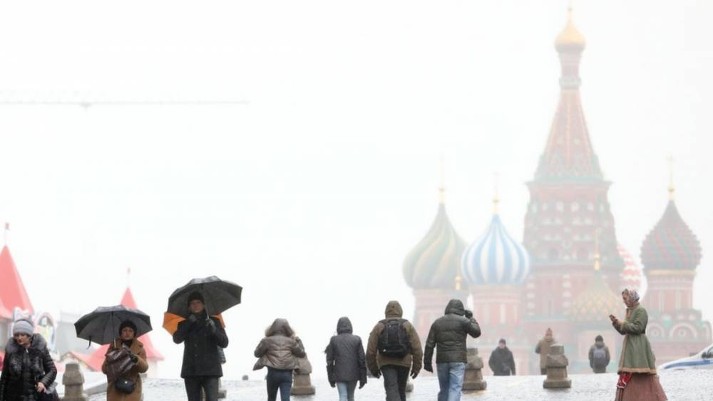 Жителей Москвы и Петербурга ждут дожди и пронизывающий ветер