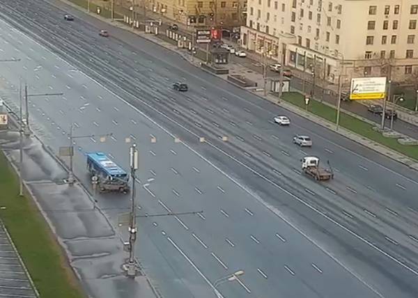 На пустом Кутузовском проспекте легковушка залетела под автобус, ее водитель погиб