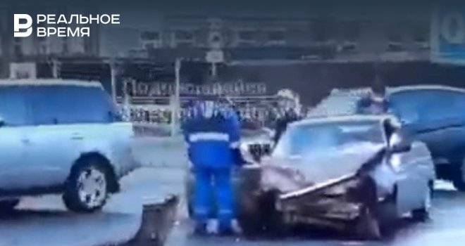 Видео из соцсетей: на остановке «Тасма» в Казани разбилась молодая пара