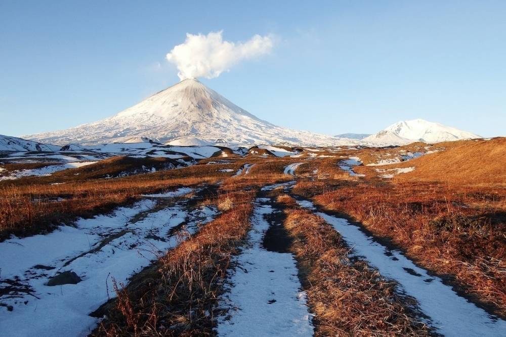 Из вулкана Ключевской на Камчатке начала извергаться лава