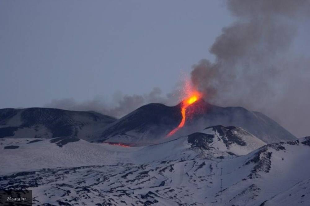 Сейсмологи сообщили о лавовом извержении из кратера Ключевского на Камчатке