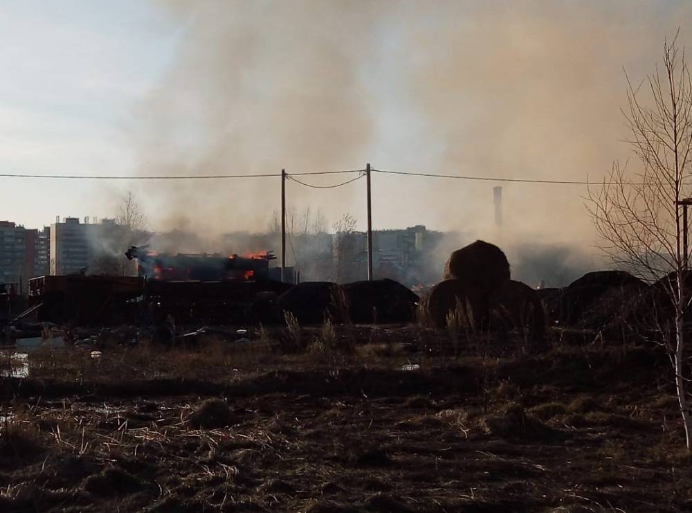 Жители кузбасского города сняли горящий дом на видео