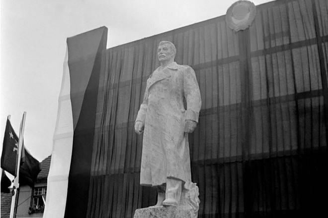 Памятник Сталину выставили на продажу в чешском городе Комарове