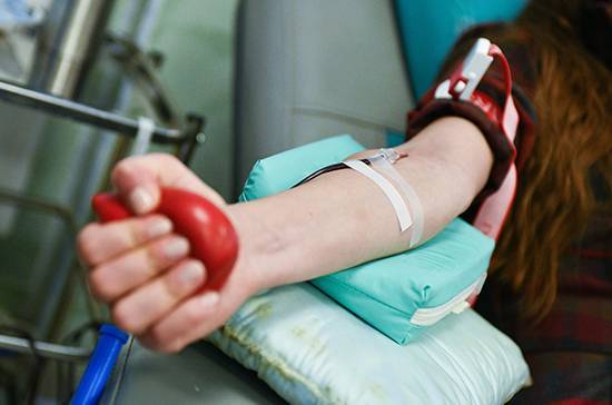 Ученый рассказал об эффективности переливания крови переболевших COVID-19