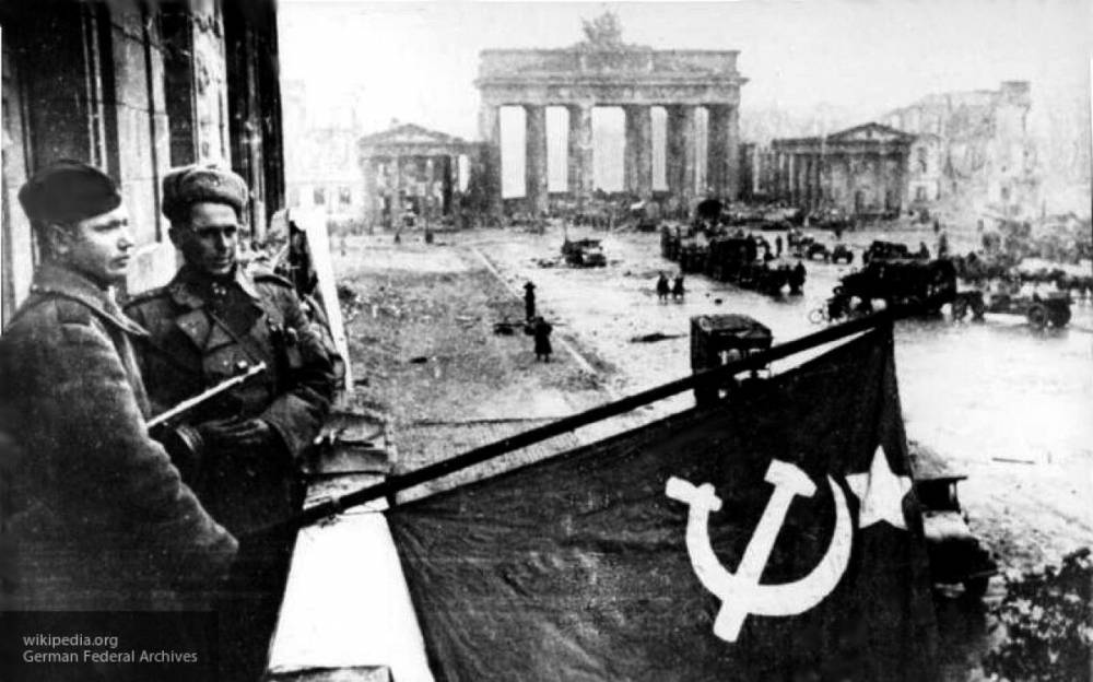 Историк опроверг мифы о "насилии" солдат Красной армии над жителями Германии