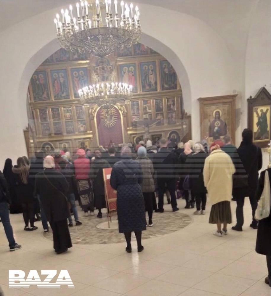 Несмотря на рекомендации мэрии, в московском храме прошла пасхальная служба по спецпропускам для VIP-прихожан — Baza