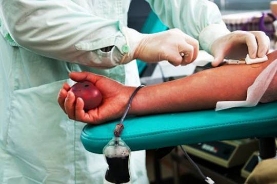 В Москве ввели выплаты донорам крови с антителами на COVID-19