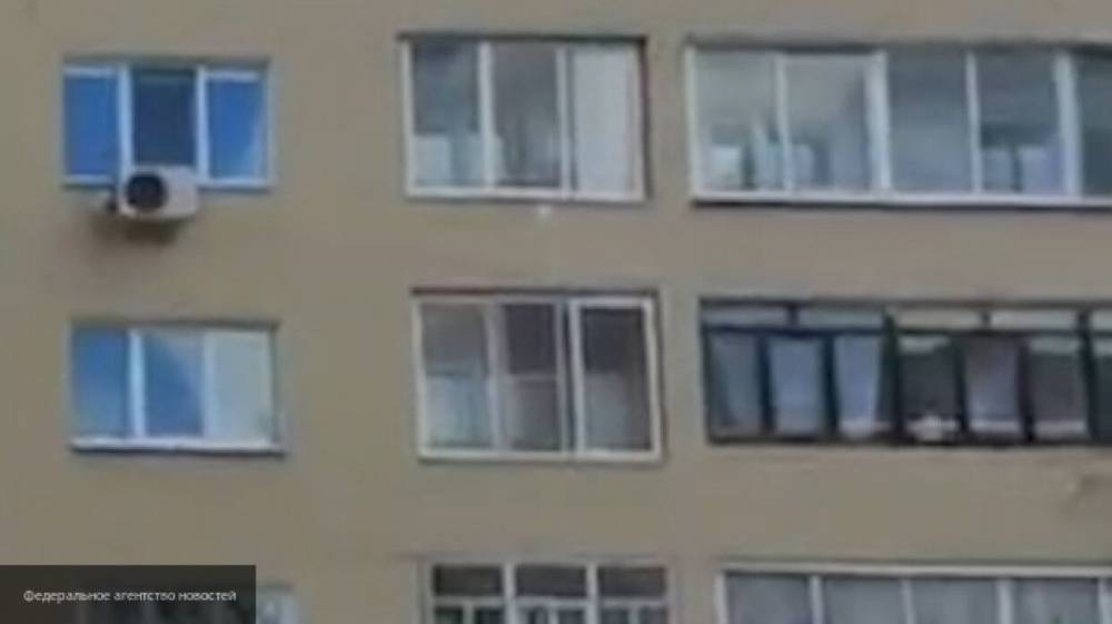 Ребенок чудом выжил, выпав из рук спускавшейся из окна по простыням матери в Омске