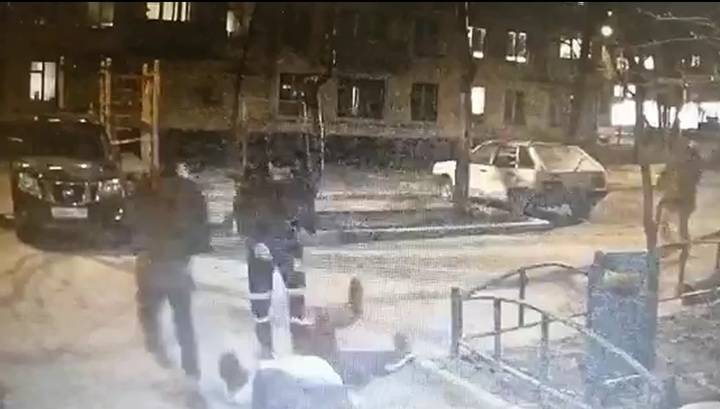Появилось видео жестокого избиения отца и сына мигрантами в Москве