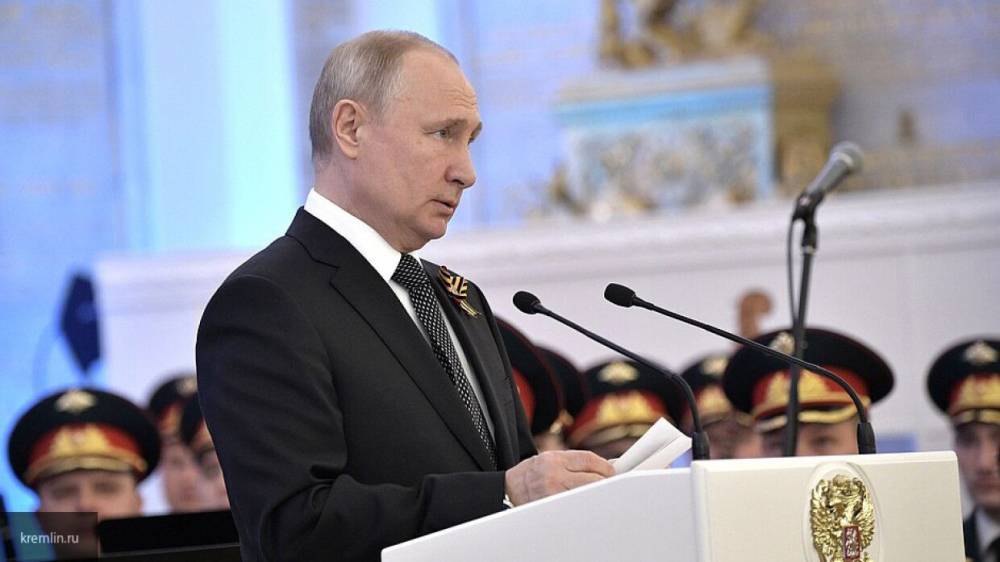 Путину было непросто принять решение о переносе парада Победы, заявил Песков
