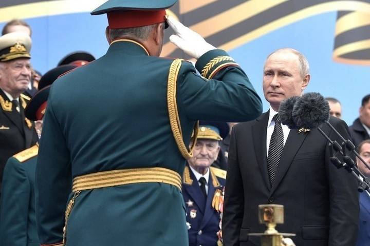 Песков: Путину не легко далось решение о переносе парада Победы