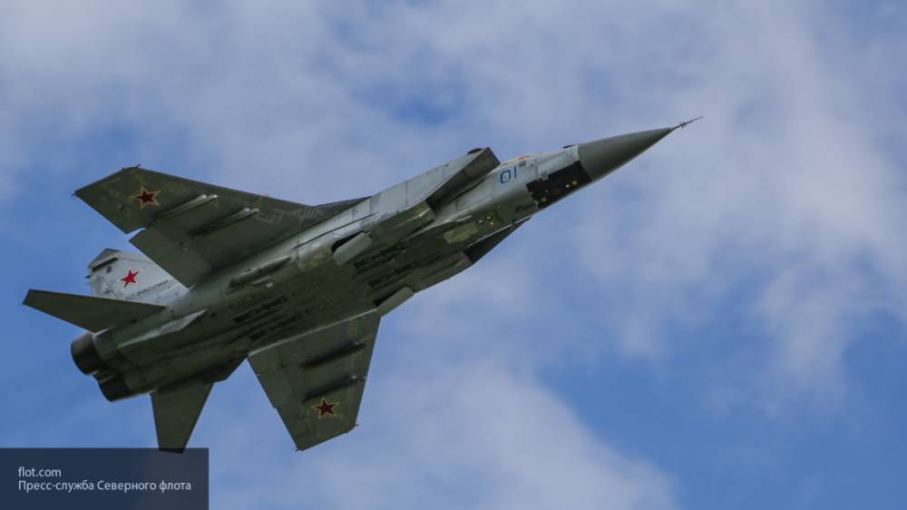 Видео приветствия российского МиГ-31 и истребителя F-16 НАТО появилось в Сети