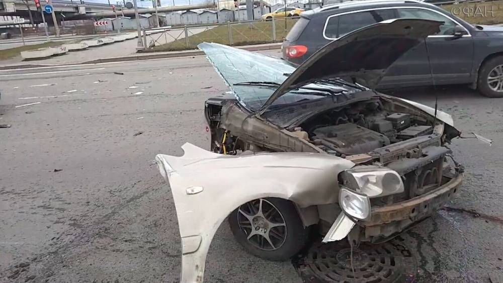Машину разорвало пополам в страшном ДТП в Петербурге.