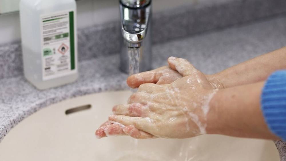 Дерматолог рассказала, как спасти кожу рук при частом мытье и использовании антисептиков
